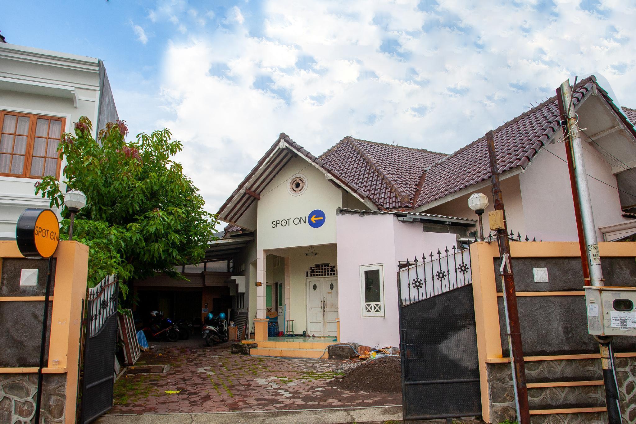 Hotel Spot On 2697 Homy House Semarang Esterno foto