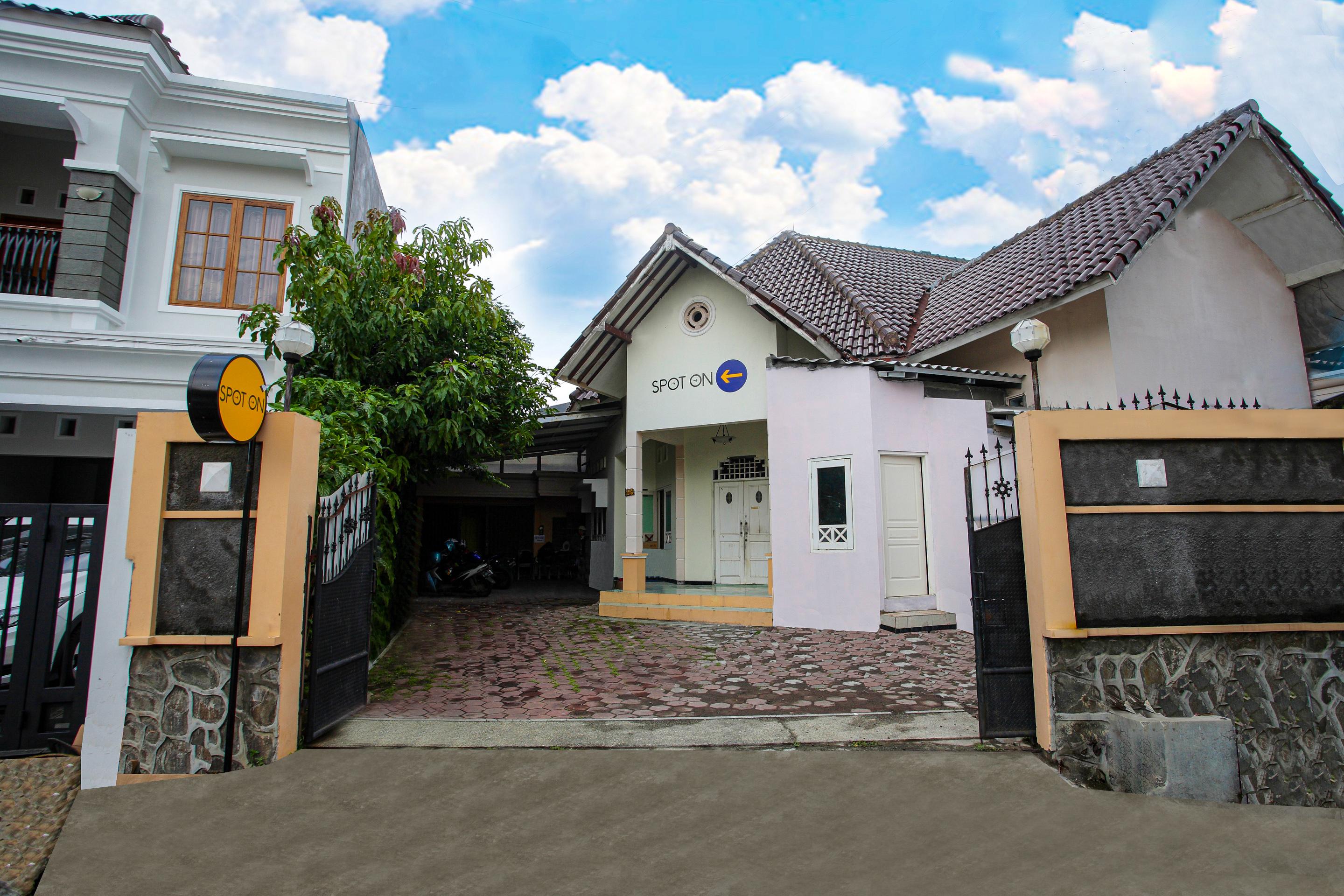 Hotel Spot On 2697 Homy House Semarang Esterno foto