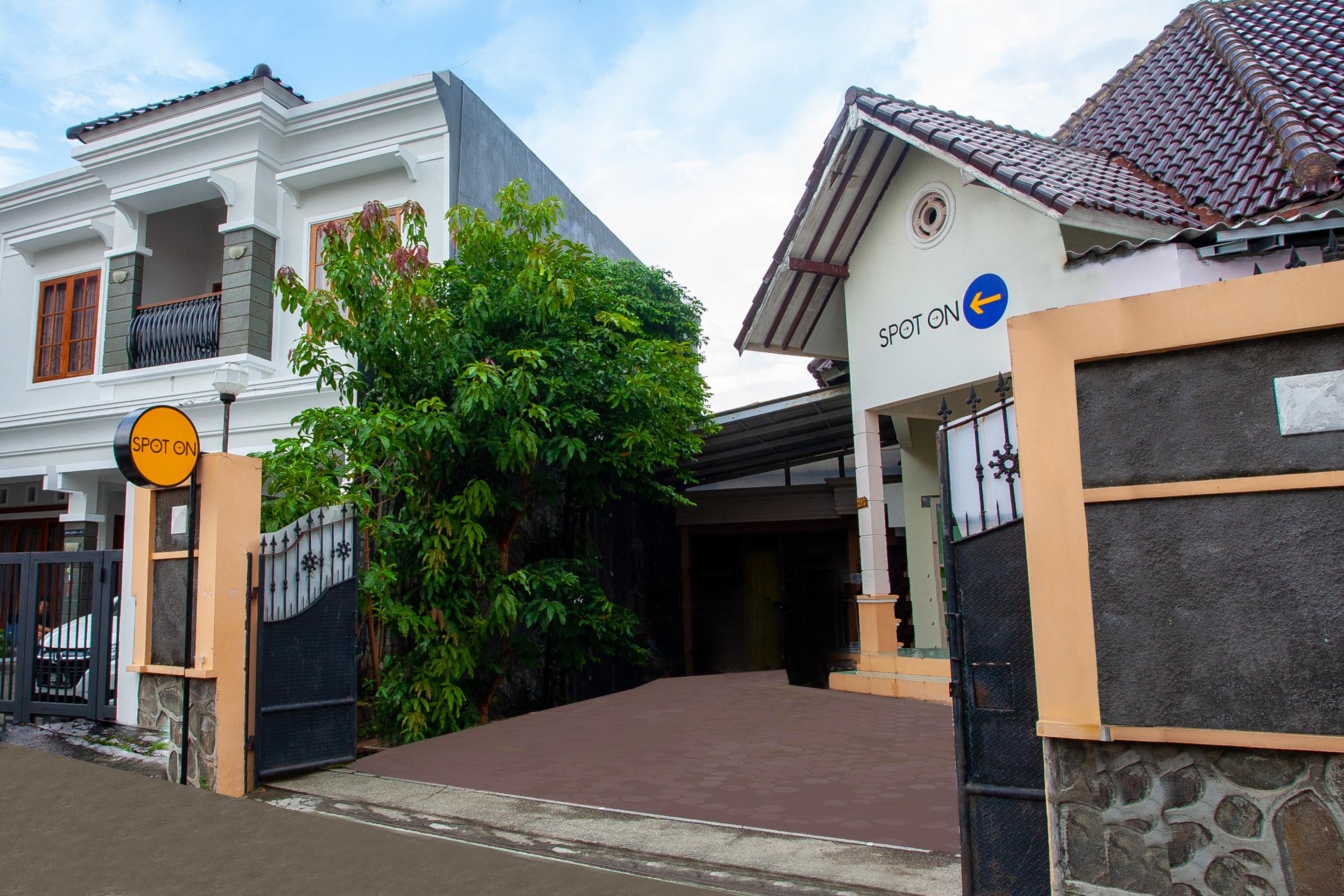 Hotel Spot On 2697 Homy House Semarang Esterno foto